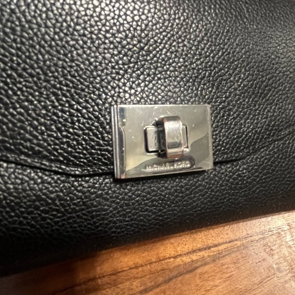 Black Micheal kors wallet! Excellent condition - Picture 7 of 10